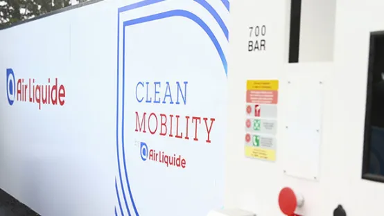 Air Liquide collabore avec le groupe RATP pour un test de bus à hydrogène à sa station des Loges-en-Josas La station hydrogène Air Liquide des Loges-en-Josas, située près de Versailles, servira de point de recharge au bus à hydrogène Solaris testé dès aujourd’hui par la RATP. Ce bus testé pendant deux mois, sera soumis à un ensemble de tests techniques avant de circuler en condition réelle d’exploitation.Cette initiative du groupe RATP répond aux objectifs de transition énergétique de la Région Île-de-Franc
